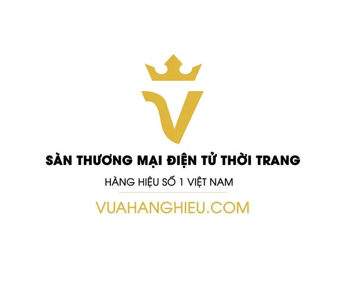 Hình ảnh người đàn ông trưởng thành, lịch lãm sử dụng nước hoa Prada Homme Intense trong môi trường văn phòng.
